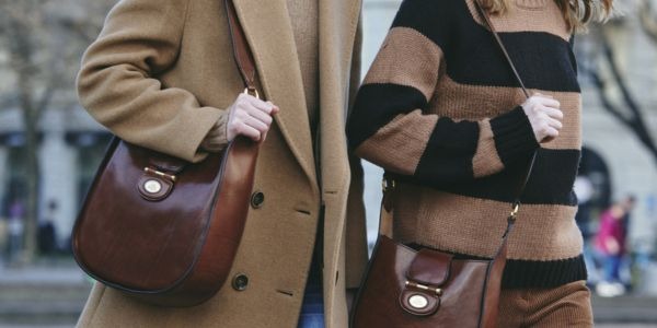 Borse modello postina: da oggetto di lavoro ad accessorio di moda